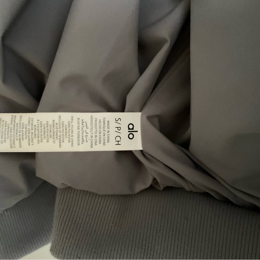 Alo Yoga Sherpa Edge Bomber Fog S - Picture 7 of 16